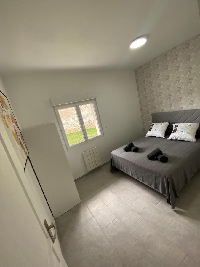 Logis Dans Ancien Relais De Poste Apartment Saint Julien Les Rosiers Luaran gambar