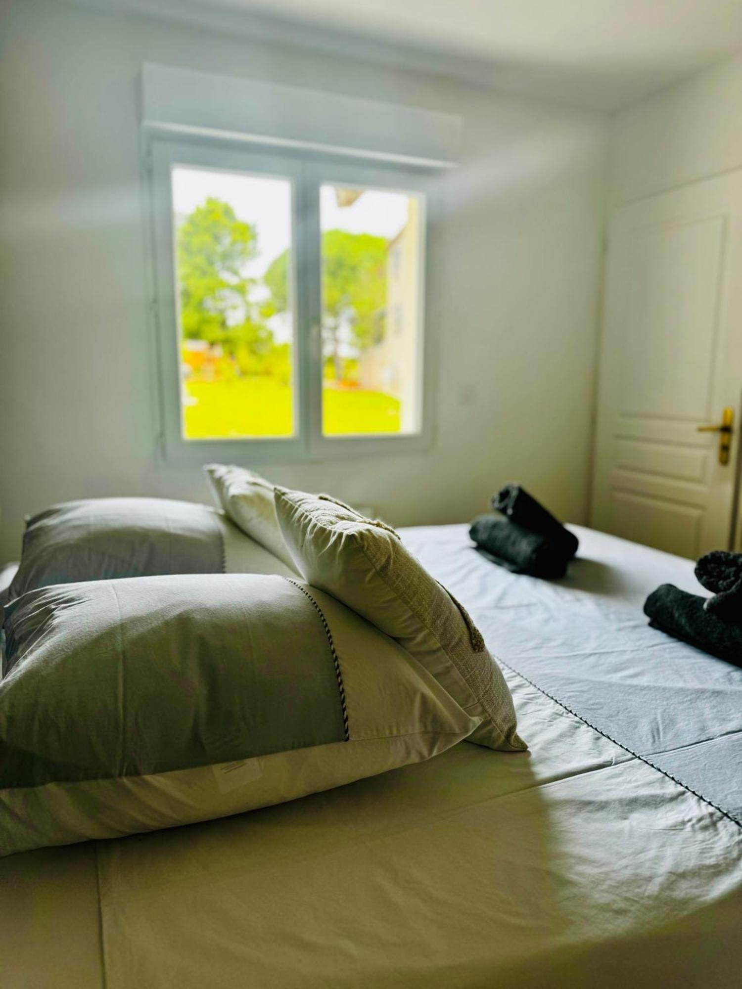 Logis Dans Ancien Relais De Poste Apartment Saint Julien Les Rosiers Luaran gambar
