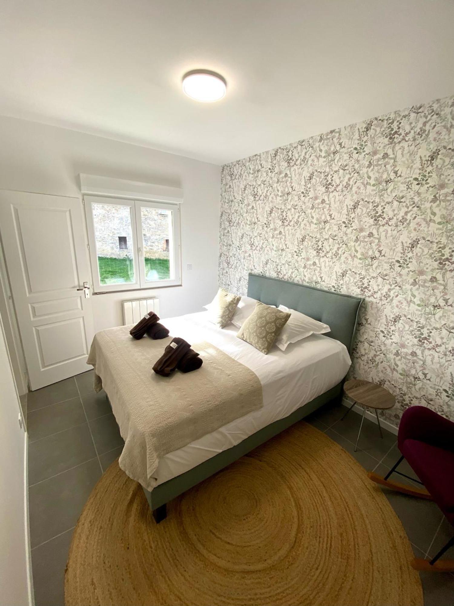 Logis Dans Ancien Relais De Poste Apartment Saint Julien Les Rosiers Luaran gambar