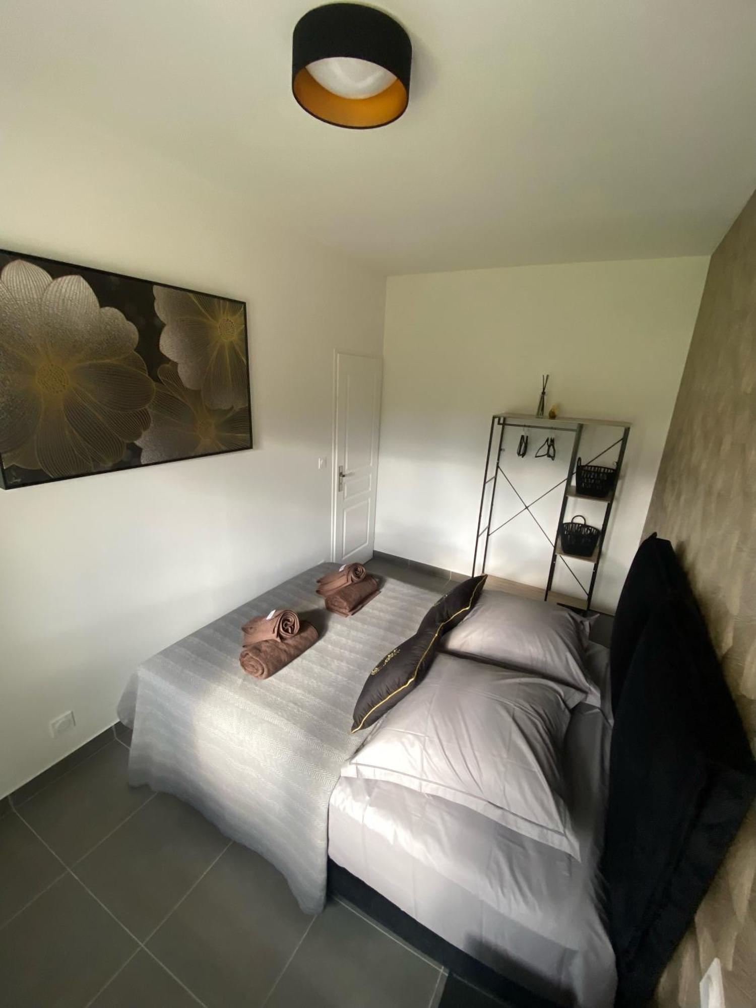 Logis Dans Ancien Relais De Poste Apartment Saint Julien Les Rosiers Luaran gambar